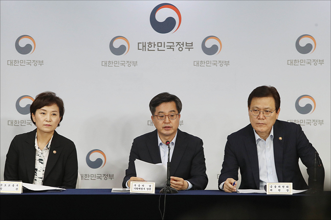 김동연 경제부총리 겸 기획재정부 장관, 김현미 국토교통부 장관, 최종구 금융위원장이 13일 서울 세종대로 정부서울청사에서