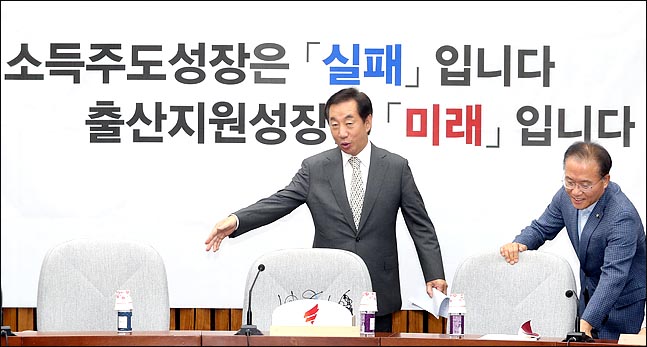 김성태 자유한국당 원내대표가 14일 오전 국회에서 열린 원내대책회의에 참석하고 있다. 김 원내대표는 고용지표 악화와 관련한 청와대의 ‘경제의 체질이 바뀌면서 수반되는 통증의 성격도 있다’는 견해에 대해 “판문점선언도 좋고 남북화해도 좋지만, 국민 통증부터 치유하는 것이 시급하다”고 말하며 “실업자 수는 IMF체제 이후 최대로 늘어났는데 정부는 수십조원의 천문학적인 국민 혈세를 판문점선언 이행 목적으로 북한에 가져다줄 궁리만 하고 있다”고 비판했다. ⓒ데일리안 박항구 기자