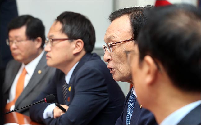 이해찬 더불어민주당 대표가 14일 오전 국회에서 열린 최고위원회의에서 이야기 하고 있다. 이 대표는 정부의 부동산 종합대책과 관련해 “9·13 종합대책의 목표는 투기 수요를 차단하고 실수요자를 보호하며 주택 공급을 확대한다는 것”이라며 “또 시장 교란이 생겨 이 대책이 안되면 더 강화할 수밖에 없다”고 말했다. ⓒ데일리안 박항구 기자