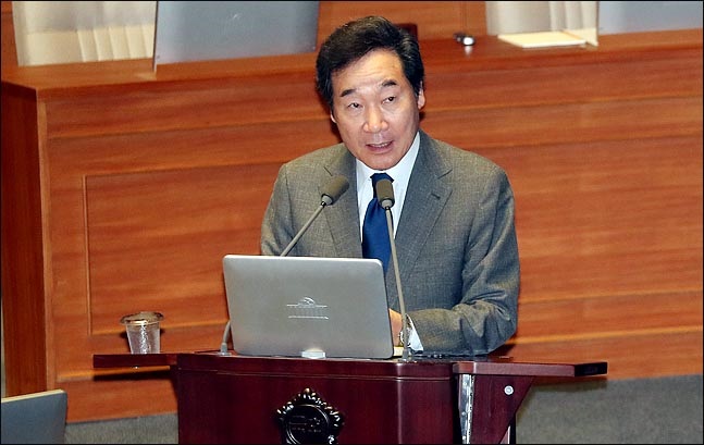 이낙연 국무총리가 지난 13일 열린 국회 본회의 정치에 관한 대정부 질문에서 의원들의 질문에 답변하고 있다.ⓒ데일리안 박항구 기자