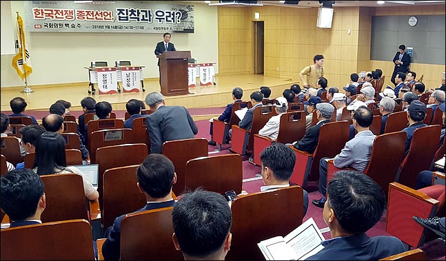 김병준 자유한국당 비상대책위원장이 14일 국회 의원회관에서 백승주 의원이 주최한