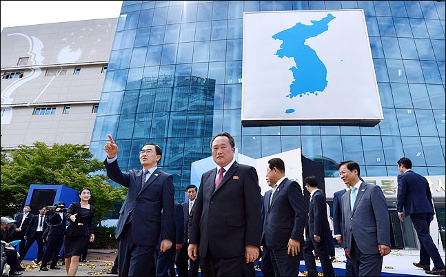 14일 개성공단에서 열린 남북공동연락사무소 개소식에서 남측 조명균 통일부 장관과 북측 리선권 조국평화통일위원회 위원장이 현판 제막식을 마친 뒤 이동하고 있다. ⓒ사진공동취재단