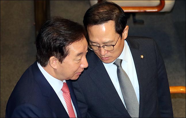 홍영표 더불어민주당 원내대표와 김성태 자유한국당 원내대표가 13일 오전 열린 국회 본회의에서 대화를 나누고 있다. ⓒ데일리안 박항구 기자