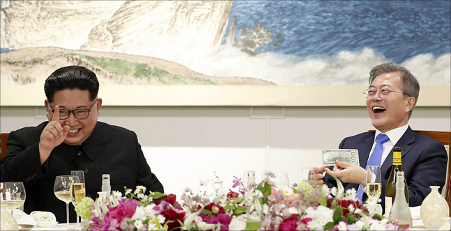 역사적인 남북정상회담이 열린 27일 오후 경기도 파주시 판문점 남측 평화의집에서 열린 환영만찬에서 남측 문재인 대통령과 북측 김정은 국무위원장이 환하게 웃고 있다. ⓒ한국공동사진기자단