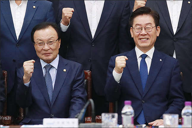 이해찬 더불어민주당 대표와 이재명 경기도지사가 지난 11일 경기도청에서 열린 경기도 예산정책협의회에서 함께 파이팅을 외치고 있다. ⓒ데일리안 류영주 기자