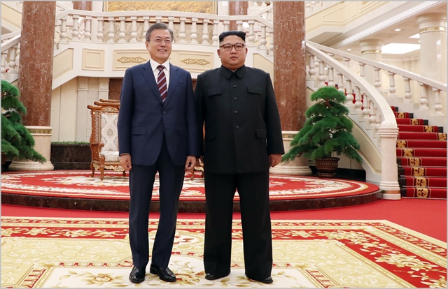 문재인 대통령이 18일 오후 평양 조선노동당 중앙위원회 본부 청사 로비에서 김정은 국무위원장과 정상회담 시작에 전 기념촬영을 하고 있다. ⓒ평양사진공동취재단