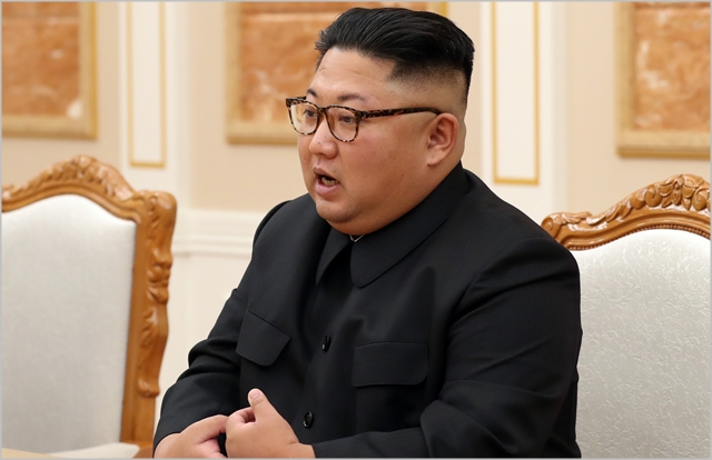 김정은 국무위원장이 18일 오후 평양 조선노동당 중앙위원회 본부 청사에서 열린 문재인 대통령과의 정상회담에서 인사말을 하고 있다. ⓒ평양사진공동취재단