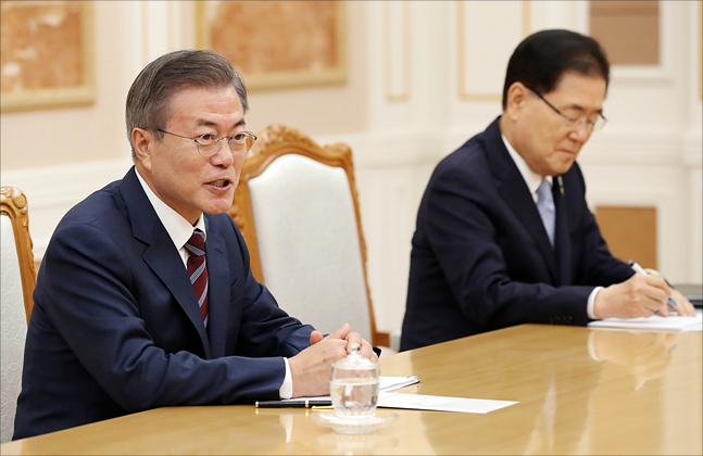 평양에서 3차 남북정상회담(2018 남북정상회담 평양)이 열리는 18일 오후 평양 조선노동당 중앙위원회 본부 청사에서 문재인 대통령과 북 김정은 국무위원장이 정상회담을 갖고 있다. ⓒ평양사진공동취재단