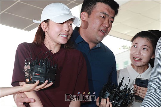 걸그룹 카라 출신 구하라가 남자친구 A씨와의 폭행 논란과 관련해 피의자 신분으로 18일 오후 강남경찰서에 출석하고 있다. ⓒ데일리안 류영주 기자