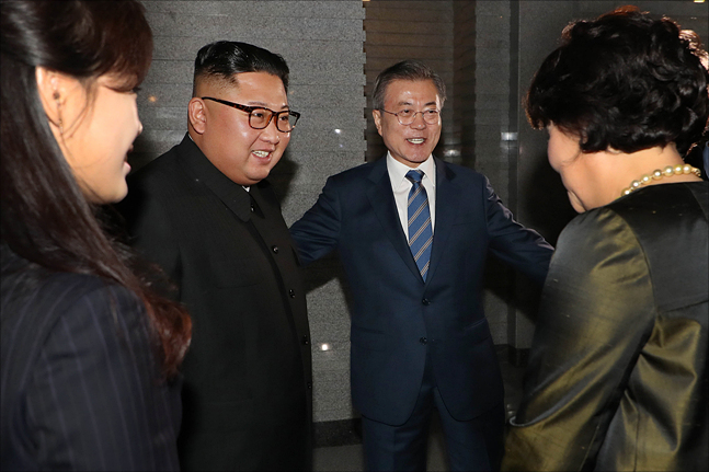 2018 남북정상회담 평양 이틀째인 19일 북한 대표 식당 중 하나인 평양 대동강구역