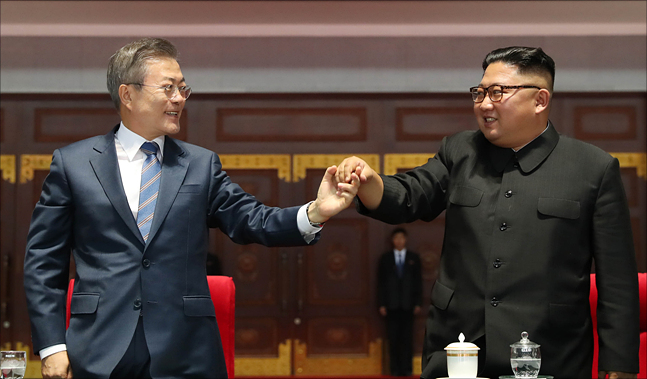 남북정상회담을 계기로 남북 경제협력(경협)에 대한 기대감이 커지면서 시중은행들도 발빠르게 움직이고 있다. 지난 19일 평양 5.1경기장에서 문재인 대통령과 북 김정은 국무위원장이 대집단체조와