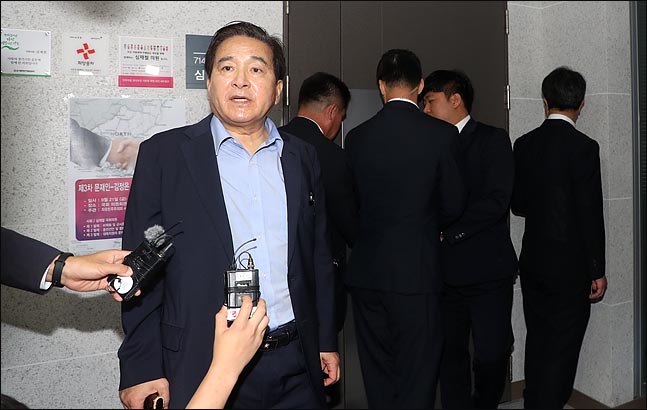 심재철 자유한국당 의원이 21일 오전 국회 의원회관 사무실 앞에서 검찰의 압수수색과 관련해 상황을 설명하고 있다. 심 의원은 “부적절한 예산 사용에 대한 입을 막으려고 한 야당 탄압”이라고 반발했다. 검찰은 이날 정부의 비공개 예산 정보의 무단 열람·유출 의혹 혐의로 국회 의원회관 심 의원실에 대해 압수수색을 실시했다. 앞서 기획재정부는 지난 17일 심 의원실 보좌관들이 한국재정정보원이 운영하는 디지털예산회계시스템에 접속해 비정상적인 방법으로 예산정보 수십만건을 내려받아 불법 유출했다며 정보통신망법과 전자정부법 위반 혐의로 검찰에 고발했으며 심 의원도 무고혐의 등으로 맞고소 했다. ⓒ데일리안 박항구 기자