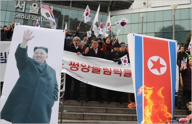 지난 1월 서울역 광장에서 조원진 대한애국당 대표와 당원들이