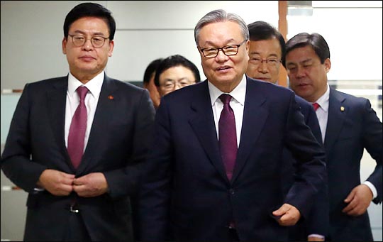 정우택 자유한국당 전 원내대표가 지난해 1월 당대표권한대행 시절, 삼고초려를 통해 인명진 비상대책위원장을 모셔 함께 당사로 들어오고 있다. ⓒ데일리안