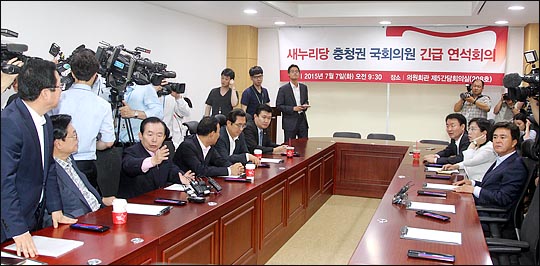 옛 새누리당 시절 충청권 의원 모임 전경. 정우택 자유한국당 전 원내대표(사진 왼쪽에서 두 번째)는 충청 정치권의