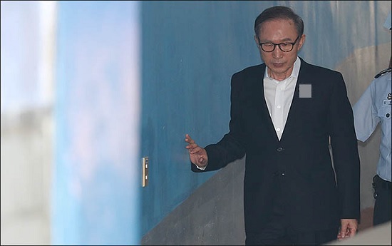 110억원대 뇌물수수와 350억원대 다스 횡령 등의 혐의를 받는 이명박 전 대통령이 지난 7월 20일 오전 서울 서초구 서울중앙지법에서 열린 속행 공판에 출석하기 위해 호송차에서 내려 법정으로 향하고 있다. ⓒ데일리안 류영주 기자