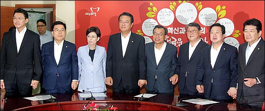 이정현 새누리당 대표가 지난 2016년 8·9 전당대회에서 선출된 직후, 최고위원회의를 열고 있다. 조원진·이장우·강석호·최연혜 최고위원 등 원내 의원들로 지도부가 구성됐으나 선수(選數)나 대권·당권주자 여부 등에서 집단지도체제보다 지도부의 정치적 중량감이 약화됐다는 평가를 받는다. 또, 특정 계파 일색으로 지도부가 구성돼 결국 새누리당 분당이라는 파국의 단초를 놓았다는 분석도 나온다. ⓒ데일리안 박항구 기자