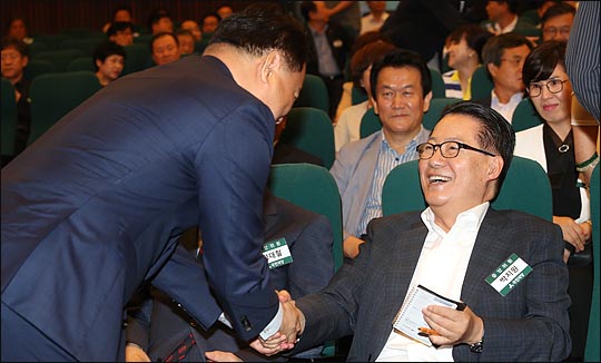 박지원 민주평화당 전 대표가 이용주 의원과 악수하며 이야기를 나누고 있다. 박지원 의원은 탈당설이 불거진 이용주·김경진 의원과 최근 따로 만나 오찬 회동을 하며 "아직은 탈당해선 안 된다. 지금은 단결할 때"라고 설득한 것으로 전해졌다(자료사진). ⓒ데일리안 박항구 기자