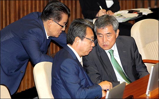 이상돈 의원이 박지원 민주평화당 전 대표, 김성식 바른미래당 의원과 국회 본회의장에서 대화를 나누고 있다. 이상돈 의원은 지난달 30일 손학규 바른미래당 대표와 만찬 회동을 갖고 당 복귀를 설득받았으나, 내년초 정계개편이 있을 때까지 상황을 좀 더 관망할 것으로 전해졌다(자료사진). ⓒ데일리안 박항구 기자