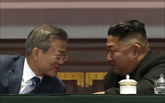 9월 19일 평양 5.1경기장에서 문재인 대통령과 김정은 국무위원장이 대집단체조와