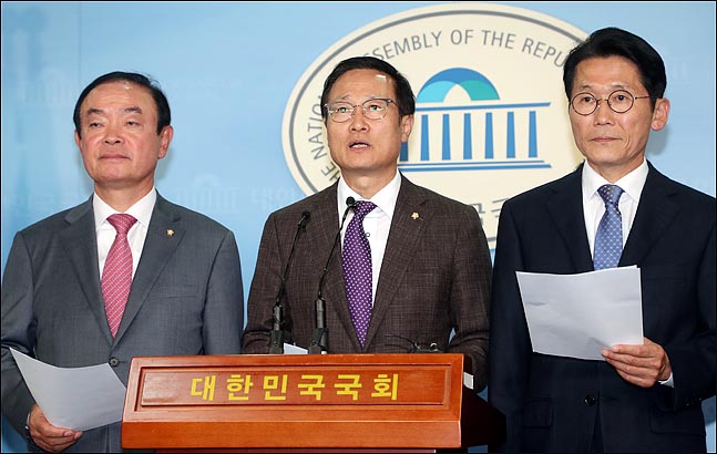 더불어민주당 홍영표, 민주평화당 장병완, 정의당 윤소하 원내대표가 지난 8일 오후 국회 정론관에서 판문점선언 비준동의안 처리를 촉구하는 공동 기자회견을 하고 있다. ⓒ데일리안 박항구 기자