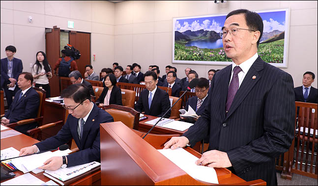 조명균 통일부 장관이 11일 오전 국회에서 열린 국회 외교통일위원회의 통일부, 민주평화통일자문회의 등에 대한 국정감사에서 업무보고를 하고 있다. 조 장관은 5.24조치의 해제를 구체적으로 검토한 사실이 있냐는 질의에 “구체적인 검토 사실이 없다. 이것이 현 정부의 기본 입장”이라고 말하며 “5.24조치에 따르면 모든 방북을 금지하고 인도적 지원도 금지해야 한다. 역대 정부는 남북 관계를 개선, 발전시켜 나가면서 그때그때 유연한 조치를 해왔다”고 설명했다. ⓒ데일리안 박항구 기자