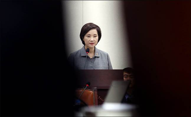 11일 오전 국회에서 열린 국회 교육위원회의 교육부 등에 대한 국정감사에서 자유한국당 의원들이 유은혜 사회부총리 겸 교육부 장관을 인정할수 없다고 주장하고 증인선서를 반대하며 퇴장한 가운데 선서를 마친 유 장관이 업무보고를 하고 있다. 퇴장한 한국당 의원들의 의자 등받이 사이로 유 장관이 보이고 있다. ⓒ데일리안 박항구 기자