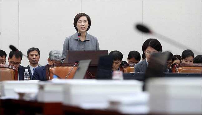 11일 오전 국회에서 열린 국회 교육위원회의 교육부 등에 대한 국정감사에서 자유한국당 의원들이 유은혜 사회부총리 겸 교육부 장관을 인정할수 없다고 주장하고 증인선서를 반대하며 퇴장한 가운데 선서를 마친 유 장관이 업무보고를 하고 있다. ⓒ데일리안 박항구 기자