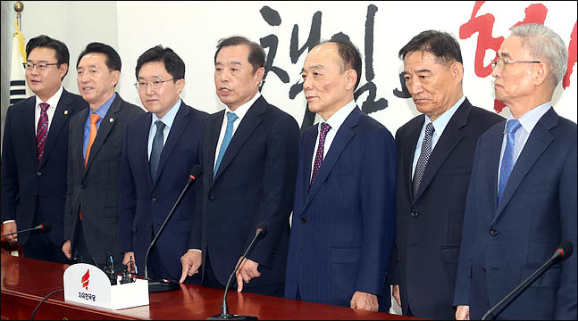 김병준 자유한국당 비상대책위원장이 11일 국회에서 열린 조직강화특별위원회 기자간담회에서 모두발언을 하고 있다. 왼쪽부터 김성원 조직사무부총장, 김석기 전략기획부총장, 김용태 사무총장, 김 비대원장, 전원책 변호사, 강성주 전 MBC 보도국장, 이진곤 국민일보 논설고문. ⓒ데일리안 박항구 기자