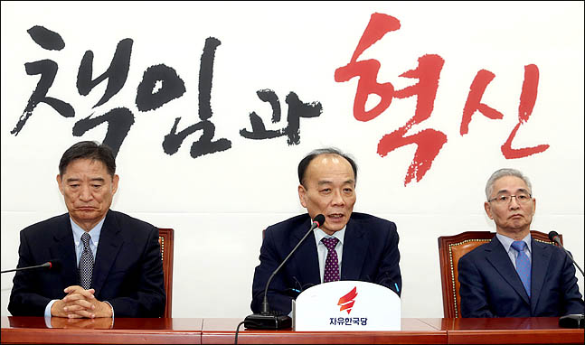 11일 국회에서 열린 자유한국당 조직강화특별위원회 기자간담회에서 전원책 변호사가 발언하고 있다. 왼쪽은 강성주 전 MBC 보도국 국장, 오른쪽은 이진곤 국민일보 논설고문. ⓒ데일리안 박항구 기자