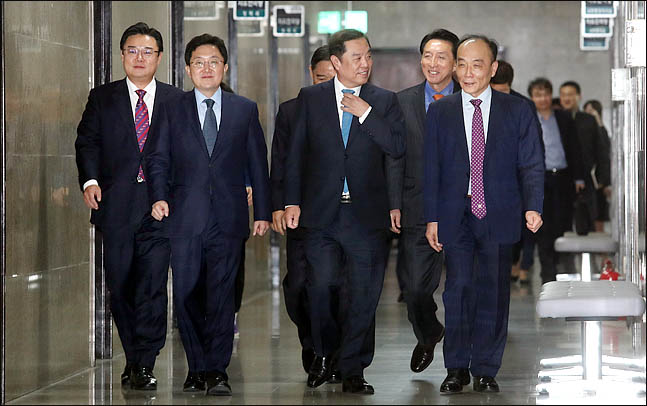 김병준 자유한국당 비상대책위원장과 김용태 사무총장, 전원책 조직강화특위 위원 등이 11일 국회에서 열린 조직강화특별위원회 기자간담회 참석을 위해 이동하고 있다. ⓒ데일리안 박항구 기자