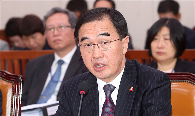 조명균 통일부 장관이 11일 국회에서 열린 국회 외교통일위원회의 통일부, 민주평화통일자문회의 등에 대한 국정감사에서 의원들의 질의에 답변하고 있다. ⓒ데일리안 박항구 기자