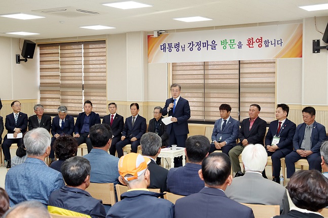 문재인 대통령이 11일 제주특별자치도 서귀포 강정마을 커뮤니티센터에서 열린