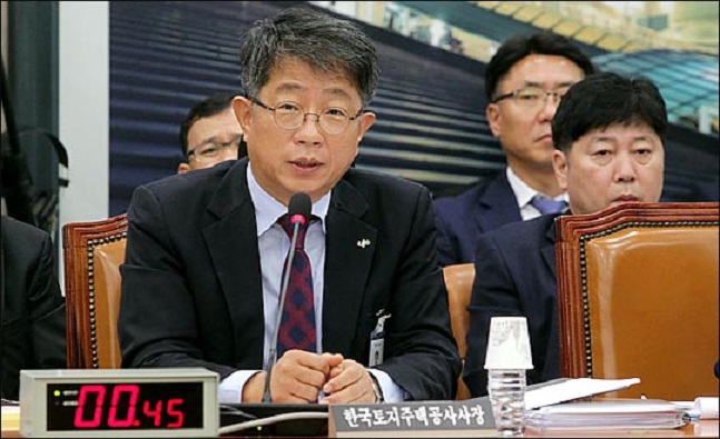 박상우 한국토지주택공사 사장이 5일 국회에서 열린 국회 국토교통위원회의 한국토지주택공사 등의 국정감사에서 의원들의 질의에 답변하고 있다. ⓒ데일리안 박항구 기자
