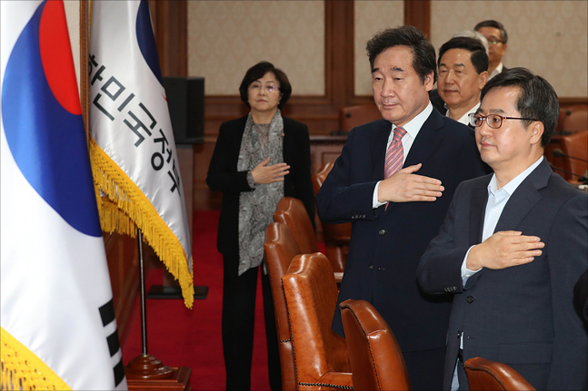 이낙연 국무총리, 김동연 경제부총리 겸 기획재정부 장관이 지난달 27일 오전 서울 세종대로 정부서울청사에서 열린 국무회의에서 국민의례를 하고 있다. ⓒ데일리안 홍금표 기자