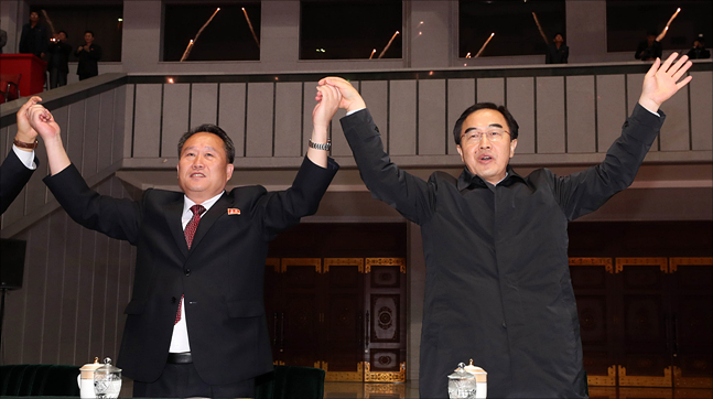 조명균 통일부 장관과 리선권 조국평화통일위원회 위원장이 지난 5일 오후 평양 5.1경기장에서 열린 대집단체조와 예술공연