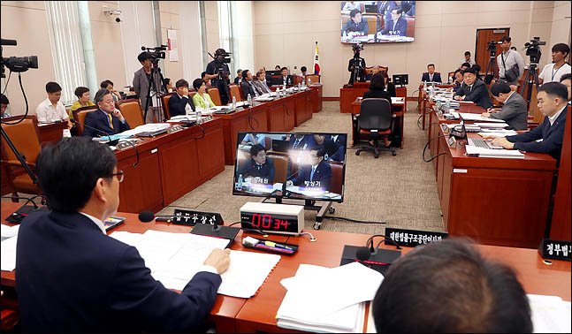 19일 국회 법제사법위원회 회의실에서 박상기 법무부 장관 등이 출석한 가운데 법사위 전체회의가 진행되고 있다. (자료사진) ⓒ데일리안 박항구 기자