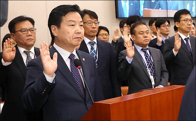 홍종학 중소벤처기업부 장관이 12일 오전 서울 여의도 국회에서 열린 국회 산업통상자원중소벤처기업위원회의 중소벤처기업부 국정감사에서 증인선서를 하고 있다. ⓒ데일리안 박항구 기자