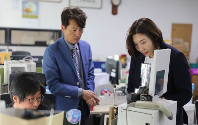 국내 패션·화장품 부문에서 저성장의 타개책으로 협력사 간 혹은 동종업계 간 상생 협력에 공을 들이고 있다. 지난달 서울 동대문에 있는 2차 협력사인 지구실업에 방문해 바코드 라벨기를 직접 시연해보는 정수정 이랜드월드 대표(맨 오른쪽).ⓒ이랜드월드