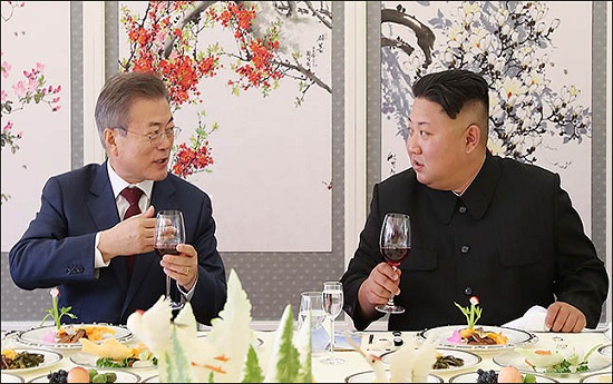 문재인 대통령과 부인 김정숙 여사, 김정은 국무위원장과 부인 리설주 여사가 지난 9월 20일 삼지연초대소에서 오찬을 하고 있다. ⓒ평양사진공동취재단