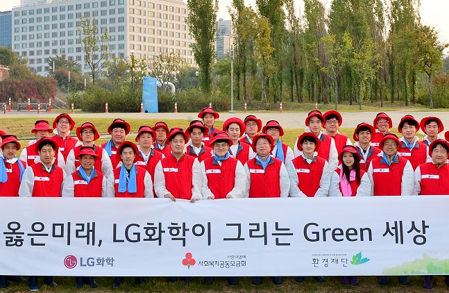 박진수 LG화학 부회장(앞줄 오른쪽 다섯번 째) 및 임직원들이 15일 여의도 밤섬에서 환경정화 활동을 마친 후 기념촬영을 하고 있다. ⓒLG화학