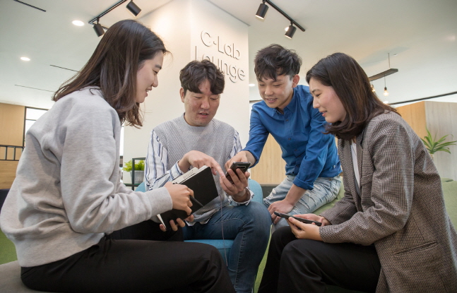 삼성전자-서울대 공동연구소 C랩 과제원들이 17일 서울 관악구 서울대 공동연구소 C랩 라운지에서 서로 아이디어를 교류하고 있다.ⓒ삼성전자