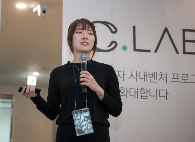 최예진 두브레인 대표가 17일 서울 관악구 서울대 공동연구소 C랩에서 개최된 기자간담회에서 발표하고 있다.ⓒ삼성전자