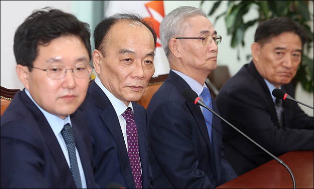 지난 11일 국회에서 열린 자유한국당 조직강화특별위원회 기자간담회에서 김용태 사무총장과 전원책 변호사 등이 참석하고 있다. (자료사진) ⓒ데일리안 박항구 기자