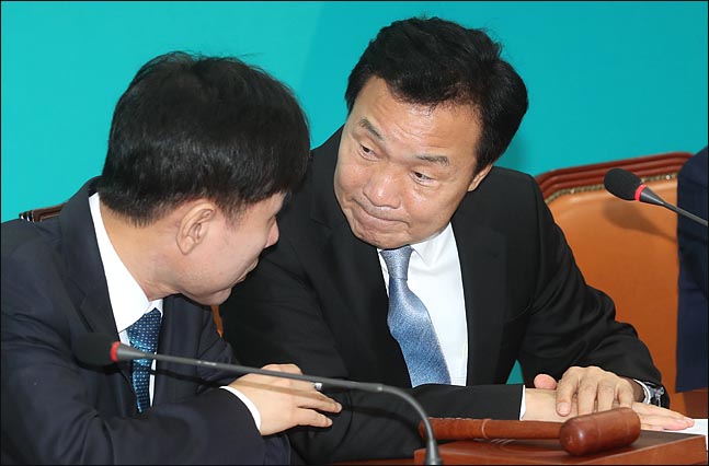 손학규 바른미래당 대표와 하태경 최고위원이 최고위원회의 도중 무언가를 상의하고 있다(자료사진). ⓒ데일리안 박항구 기자