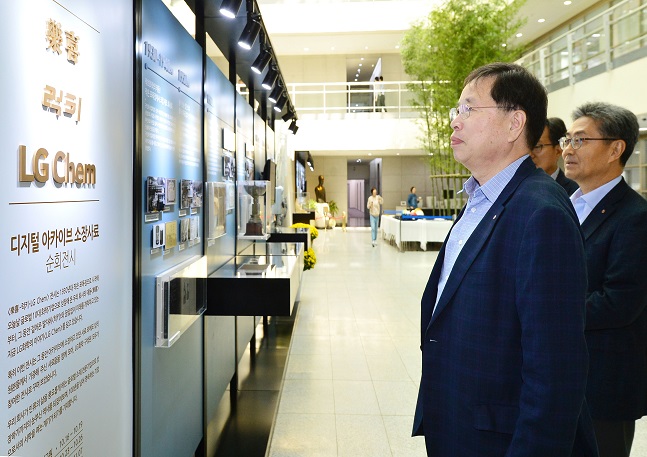 박진수 부회장(사진 맨 앞)이 17일 LG화학 사내 역사자료 전시회가 열린 대전 기술연구원에서 전시 소개를 읽고 있다.ⓒLG화학