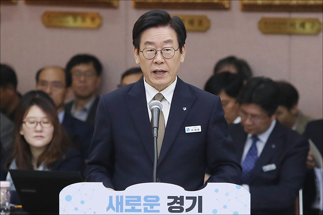 이재명 경기도지사가 19일 오전 경기도 수원 팔달구 경기도청에서 열린 국회 행정안전위원회 경기도에 대한 국정감사에서 업무보고를 하고 있다. ⓒ데일리안 홍금표 기자