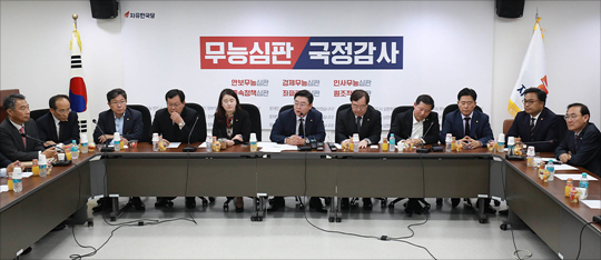 자유한국당 초선 의원들이 국정감사 종료 직후인 내달초부터 황교안·원희룡·유승민·김태호·오세훈 등 범보수 유력 주자를 초청해 연속토론회를 갖는 방안을 추진하고 있어 성사 여부가 주목된다. 사진은 김성원 의원 등 한국당 초선 의원들이 지난해 11월 원내대표 경선을 앞두고 당내 현안을 논의하기 위해 초선 의원 모임을 갖고 있는 모습. ⓒ데일리안 홍금표 기자