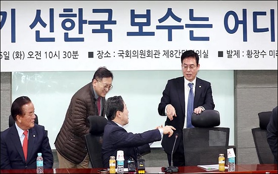 전당대회 출마가 거론되는 정우택 자유한국당 의원과 원내대표 도전이 유력한 유기준 의원이 6일 오전 의원회관에서 열린