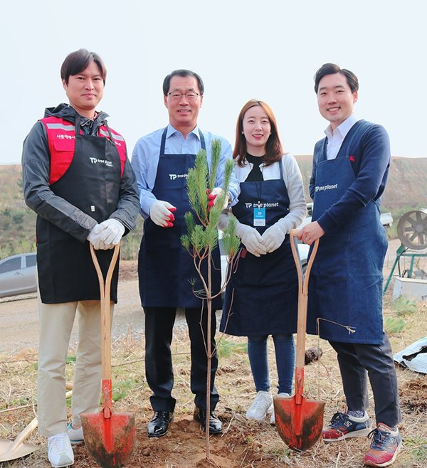 (왼쪽부터) 식수식에 참석한 롯데주류 임직원, 이종훈 롯데주류 대표이사, 시민봉사단, 김형수 트리플래닛 대표가 기념 촬영을 하고 있다. ⓒ롯데주류